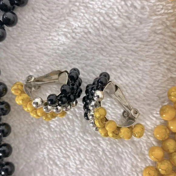 Vintage Yellow Black Silver Plastic Beaded Necklace & Clip On Earrings Set - Picture 8 of 11